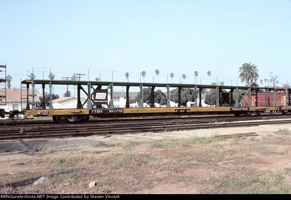 Trailer Train bi-level flat TTBX #941718 with green PC rack.